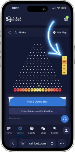 Pallina Plinko depositata nello slot inferiore che mostra il valore del moltiplicatore vincente